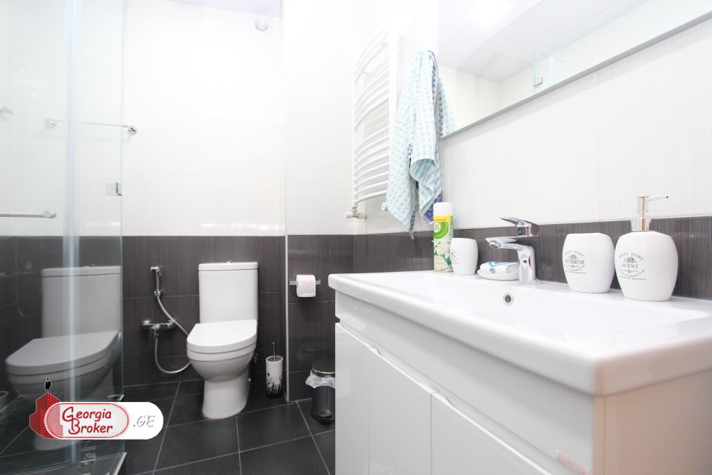 იყიდება ახალი გარემონტებული 5 ოთახიანი ბინა